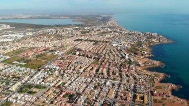Torrevieja İspanya 'nın kayalık taşlı kıyı şeridine ve Akdeniz kıyısına hava panoramik insansız hava aracı bakış açısı. Alicante ili, Costa Blanca, İspanya