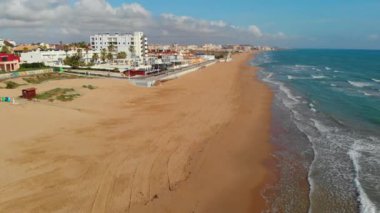 Karantina sırasında La Mata 'nın havadan görünen boş plajı. Salgın hastalıklar nedeniyle halka açık yerler kapalı. Karantina küresel olarak enfeksiyon yayıyor. COVID-19 'u durdurun. Torrevieja, Costa Blanca, İspanya