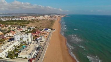Karantina sırasında La Mata 'nın havadan görünen boş plajı. Salgın hastalıklar nedeniyle halka açık yerler kapalı. Karantina küresel olarak enfeksiyon yayıyor. COVID-19 'u durdurun. Torrevieja, Costa Blanca, İspanya
