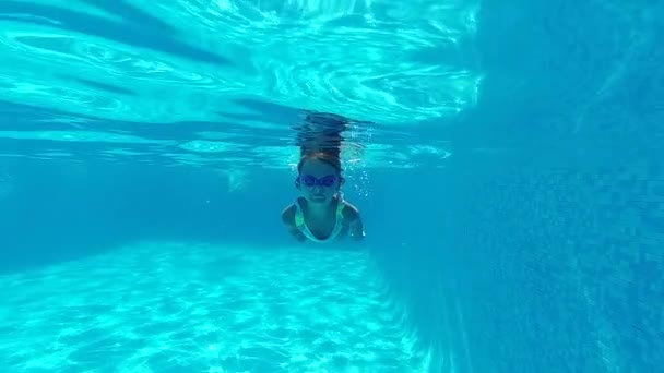 Slow Motion Little Girl Wearing Water Sport Goggles Swimwear Swimming — Stock Video