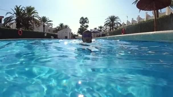 Küçük Şirin Kızlar Yüzme Havuzunun Mavi Şeffaf Suyuna Batırılmış Google — Stok video