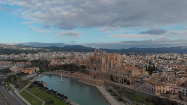 Palma Mallorca城市景观 大教堂拉苏的圣玛丽亚皇家宫的拉穆迪那 古老的建筑无人驾驶的顶部的观点 阳光灿烂的一天 著名的地方 巴利阿里群岛 西班牙 — 图库视频影像
