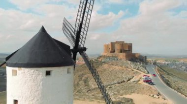Castilla-La Mancha 'nın sembolü olan Consuegra kasabasındaki ünlü yel değirmenleri, bazı yel değirmenleri hala üretildiğinden beri çalışıyor. Toledo konseptinde tarih ve miras. Avrupa, Toledo. İspanya