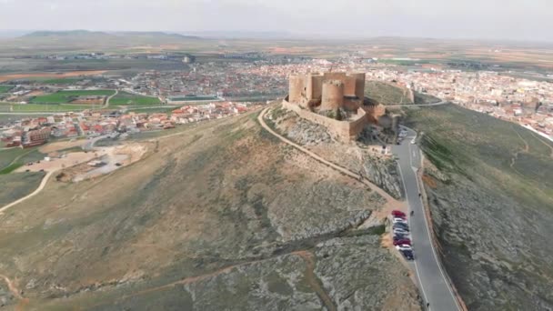 Punto Vista Drone Castillo Muela Consuegra Durante Soleado Día Nublado — Vídeo de stock