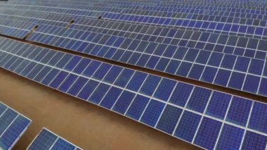 Toledo İspanyol kasabası Castilla-La Mancha 'da bulunan hava aracı yoğunlaştırılmış güneş enerjisi santrali hücreleri. İspanya. Yenilenebilir enerji, elektrik, üretim istasyonu kavramı