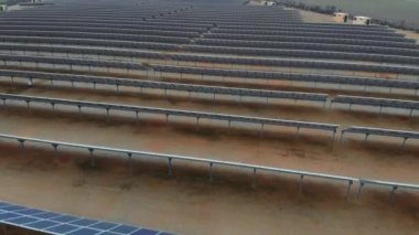 Toledo İspanyol kasabası Castilla-La Mancha 'da bulunan hava aracı yoğunlaştırılmış güneş enerjisi santrali hücreleri. İspanya. Yenilenebilir enerji, elektrik, üretim istasyonu kavramı