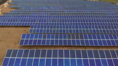 Toledo İspanyol kasabası Castilla-La Mancha 'da bulunan hava aracı yoğunlaştırılmış güneş enerjisi santrali hücreleri. İspanya. Yenilenebilir enerji, elektrik, üretim istasyonu kavramı
