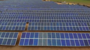 Toledo İspanyol kasabası Castilla-La Mancha 'da bulunan hava aracı yoğunlaştırılmış güneş enerjisi santrali hücreleri. İspanya. Yenilenebilir enerji, elektrik, üretim istasyonu kavramı