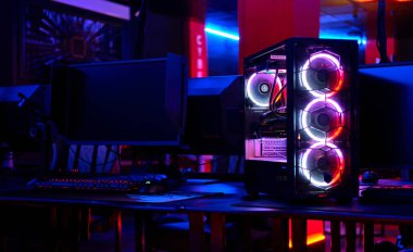 Oyun bilgisayarı için en üst düzey sistem birimi. Aydınlatılmış bir internet kafede. Modern teknoloji kavramı, eğlence, esport, online video oyunları internet kafe
