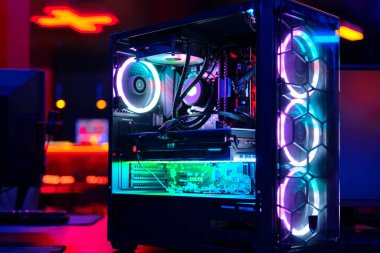 Oyun bilgisayarı için en üst düzey sistem birimi. Aydınlatılmış bir internet kafede. Modern teknoloji kavramı, eğlence, esport, online video oyunları internet kafe
