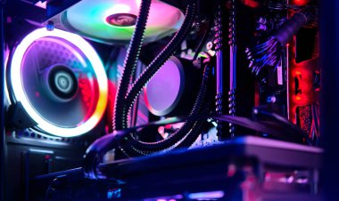 Oyun bilgisayarı için en üst düzey sistem birimi. Aydınlatılmış bir internet kafede. Modern teknoloji kavramı, eğlence, esport, online video oyunları internet kafe