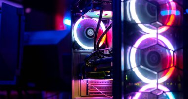 Oyun bilgisayarı için en üst düzey sistem birimi. Aydınlatılmış bir internet kafede. Modern teknoloji kavramı, eğlence, esport, online video oyunları internet kafe