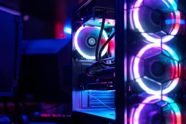 Oyun bilgisayarı için en üst düzey sistem birimi. Aydınlatılmış bir internet kafede. Modern teknoloji kavramı, eğlence, esport, online video oyunları internet kafe