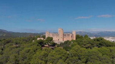 Mavi gökyüzü arka planına insansız hava aracı bakış açısı Gotik stil Bellver Kalesi, Mayorka Adası, Balearic Adaları, Palma, İspanya 'nın ana turistik merkezleri. Avrupa dönüm noktası, seyahat hedefi kavramı