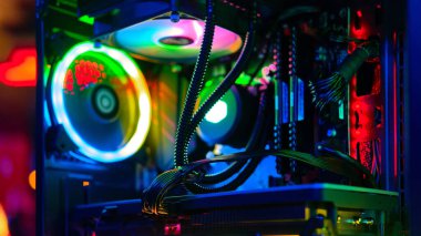 Oyun bilgisayarı için en üst düzey sistem birimi. Aydınlatılmış bir internet kafede. Modern teknoloji kavramı, eğlence, esport, online video oyunları internet kafe
