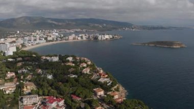 Palma Nova 'nın Mallorca' daki insansız hava aracı bakış açısı, güneşli yaz günlerinde manzarası. İspanya, Avrupa, Baleares