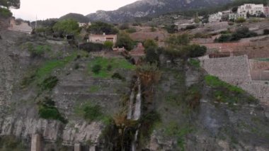 Banyalbufar Akdeniz 'in kayalık kıyıları, yamaç kasabası, yukarıdan manzara. Mallorca. Baleares, Avrupa. İspanya