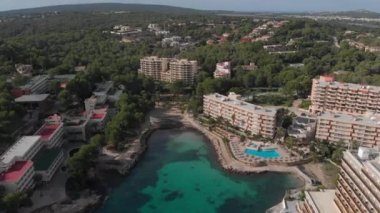 İnsansız hava aracı bakış açısı Mallorca Cala Vinyes doğa lüks oteller ve güzel doğa, yaz güneşli günleri manzarası. İspanya, Avrupa