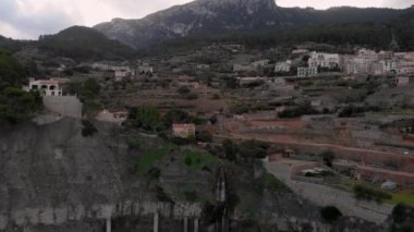 Banyalbufar Akdeniz 'in kayalık kıyıları, yamaç kasabası, yukarıdan manzara. Mallorca. Baleares, Avrupa. İspanya