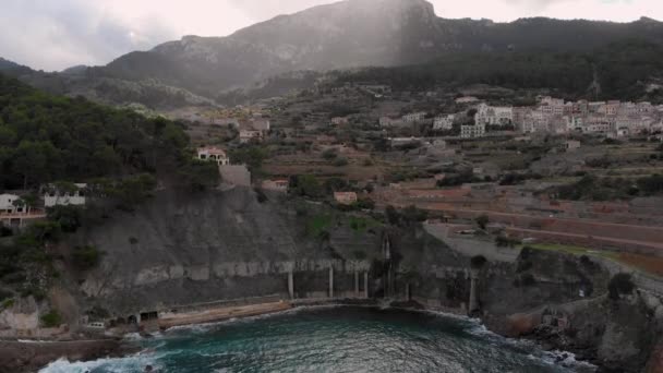 地中海 丘の中腹の町のBanyalbufar岩の海岸 上からの眺め マロルカ バレアレス ヨーロッパ スペイン — ストック動画