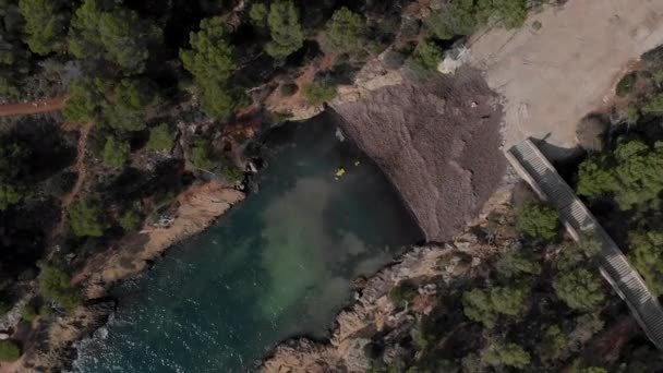 공중에서 마요르카의 해변을 바라보면 바위투성이 위에서 청록색 초호를 수있다 발레아레스 — 비디오