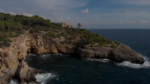 无人机观点马略卡山的自然 阳光明媚的夏日风景秀丽 地中海波涛汹涌 Aerial View Playa Cap Falco Spain Europe — 图库视频影像
