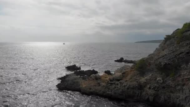 Drone Punto Vista Mallorca Naturaleza Día Nublado Tranquilo Mar Mediterráneo — Vídeo de stock
