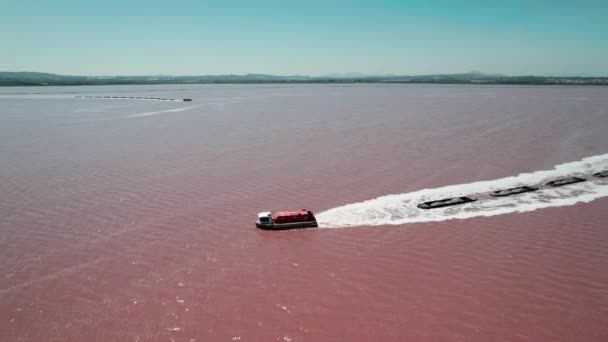 Remolcador Tira Las Barcazas Punto Vista Del Dron Lago Sal — Vídeo de stock