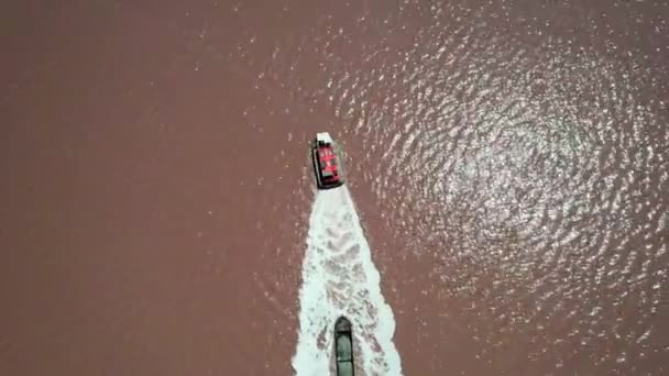 Човен Тягне Баржі Безпілотну Точку Зору Солоне Озеро Іспанському Туристичному — стокове відео