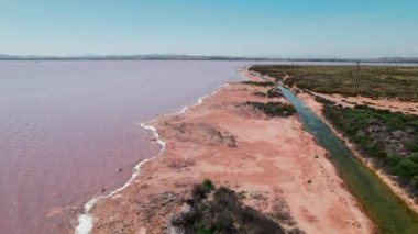 Güneşli bir günde Las Salinas 'ın insansız hava aracı manzarası. Pembe sıra dışı eşsiz göl. İspanya 'nın Turistik Torrevieja kentindeki tuz üretim fabrikası. Costa Blanca 'da. Alicante vilayeti. İspanya