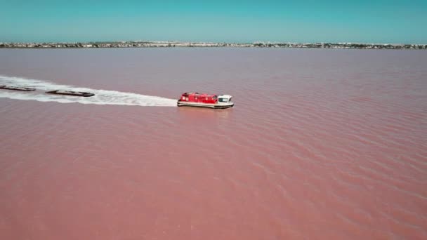 Tug Boat Menarik Tongkang Sudut Pandang Drone Danau Garam Kota — Stok Video