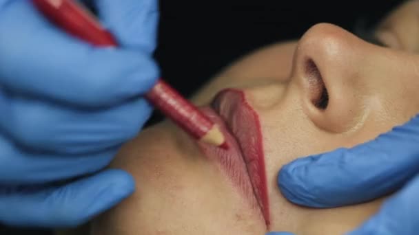 Vista Cerca Maquillaje Permanente Artista Dibuja Esbozo Los Labios Futuros — Vídeo de stock