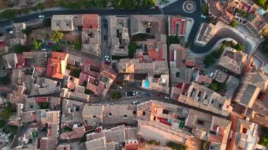 Hava aracı bakış açısı eski Toledo kasabasının dar sokaklarını, antik mimariyi, insansız hava aracı bakış açısını, Tagus nehri gündüz görüşünü daraltıyor. Castilla la la Mancha, Madrid, İspanya