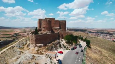 Güneşli bir günde Consuegra tarihi kasabasındaki La Muela 'nın insansız hava aracı manzaralı kalesi. Toledo ili, Kastilya-La Mancha, İspanya. Miras, dönüm noktaları konsepti