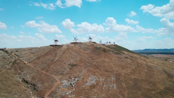 Vista Aérea Lejana Cima Montaña Cerro Calderico Histórica Ciudad Consuegra — Vídeos de Stock