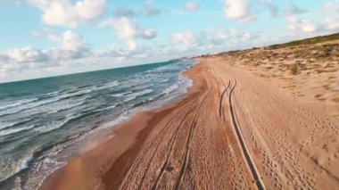 Sabahın erken saatlerinde La Mata 'nın boş kumlu plajının hava panoramik manzarası. Birinci şahıs bakış hareketi. Costa Blanca 'da. Alicante vilayeti. Torrevieja. İspanya