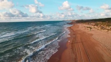 Sabahın erken saatlerinde La Mata 'nın boş kumlu plajının hava panoramik manzarası. Birinci şahıs bakış hareketi. Costa Blanca 'da. Alicante vilayeti. Torrevieja. İspanya