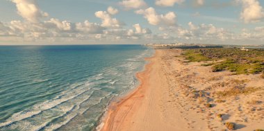 Sabahın erken saatlerinde, La Mata ve Akdeniz 'in kumlu kumlu kumlu kumsal manzaralı hava aracı. Costa Blanca, İspanya. Yaz tatili ve seyahat konsepti