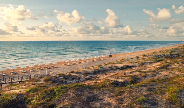 Flyg Drönare Synvinkel Tomma Solstolar Och Paraplyer Sandstranden Och Medelhavet — Stockfoto