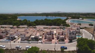 Alicante, İspanya - 23 Temmuz 2021: İnsansız hava aracı Pinar de Campoverde 'nin güney İspanya' da güneşli bir yaz gününde lüks villaları ve gölleri olan bakış açısı. Modern evler, yeni emlak konsepti