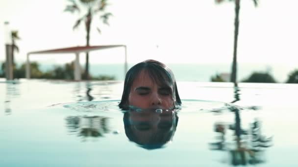 Giovane Donna Bruna Anni Costume Bagno Emerge Dalla Piscina Acqua — Video Stock