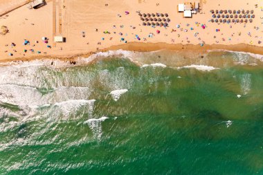 Doğrudan yukarıda, drone bakış açısı turkuaz körfez Akdeniz güvertesi yeşil suları ve kumlu sahildeki şemsiyeler. Yaz tatili, seyahat konsepti. Avrupa tatil köyü, Costa Blanca. İspanya