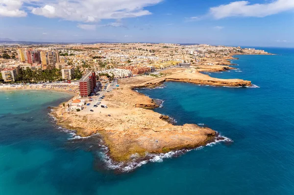 晴れた夏の日の間にTorreeviejaのスペインの観光リゾートタウンの岩の多い海岸線の景色の空中パノラマドローンポイント アリカンテ県 スペインの南 コスタリカ スペインだ — ストック写真