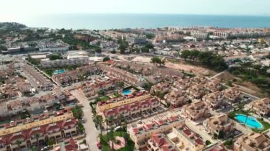 Cabo Roig 'in İspanyol turizm beldesi Costa Blanca' daki hava aracı manzarası Akdeniz 'in mavi suları, modern yerleşim yerleri. Yaz tatili konsepti. Avrupa, İspanya