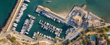 Panoramik geniş görüntü drone bakış açısı Cabo Roig limanı Akdeniz körfezinde demirli lüks bir deniz gemisiyle. Seyahat ve turizm konsepti. Alicante ili, Costa Blanca, İspanya
