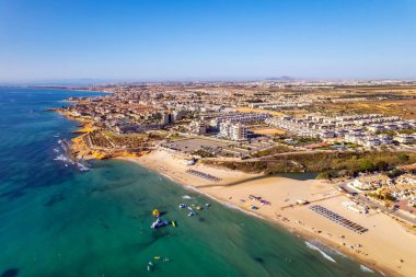 Playa Mil Palmeras insansız hava aracı bakış açısı. Hava fotoğrafçılığı kumlu plaj ve güneşli yaz gününde Akdeniz. Seyahat yerleri ve turizm konsepti. İspanya, Costa Blanca, Alicante Eyaleti. İspanya