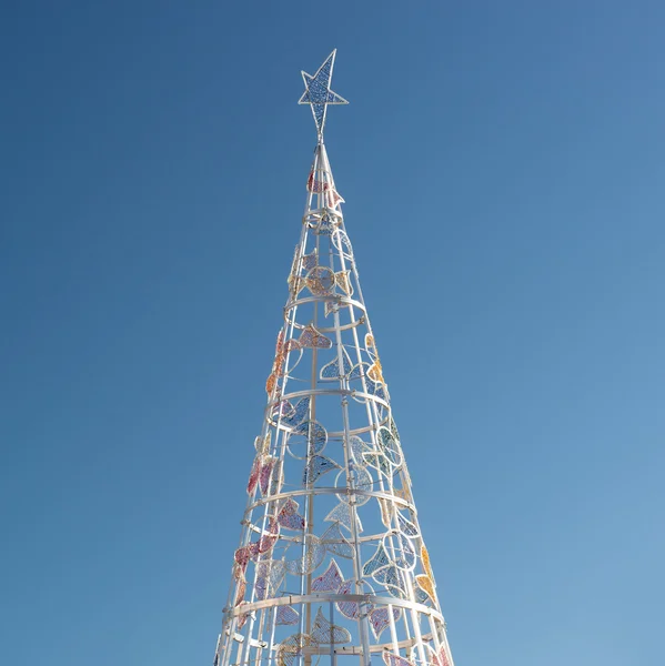 Haut de l'arbre de Noël sur fond de ciel bleu — Photo