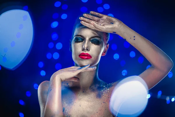 Belle femme avec maquillage lumineux créatif sur des lumières incandescentes — Photo