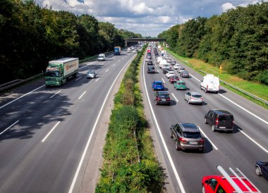 Bitirim satırlı otomobillerin trafik sıkışıklığı içinde