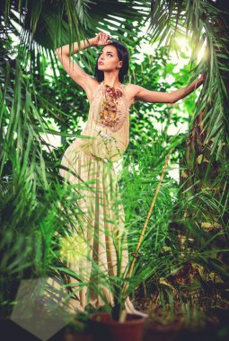 bir ormanda uzun Abiye çok güzel genç kadın